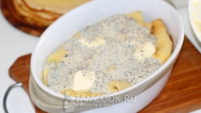 блины с творогом в сметанно-маковой заливке