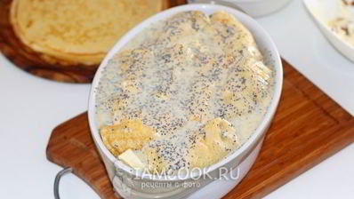 блины с творогом в сметанно-маковой заливке