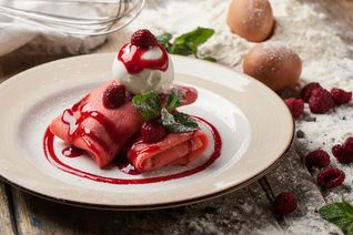 Малиновые блины с мороженым и рикоттой
