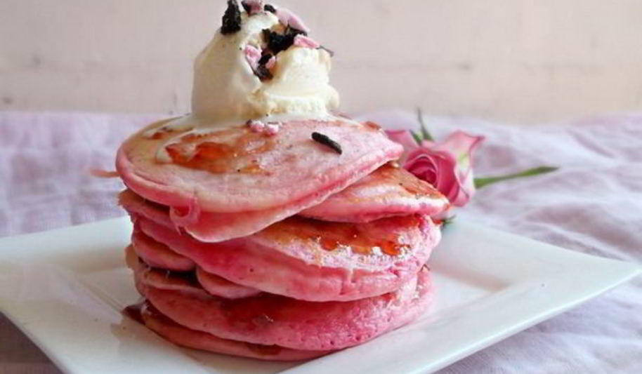 Рецепт оригинальных розовых блинов с апельсиновым соусом