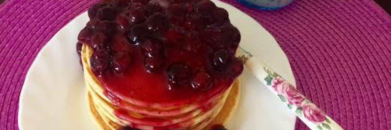 Панкейки с черничным сиропом