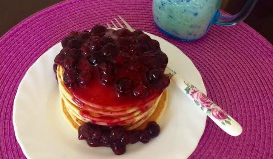 Рецепт панкейков с черничным сиропом
