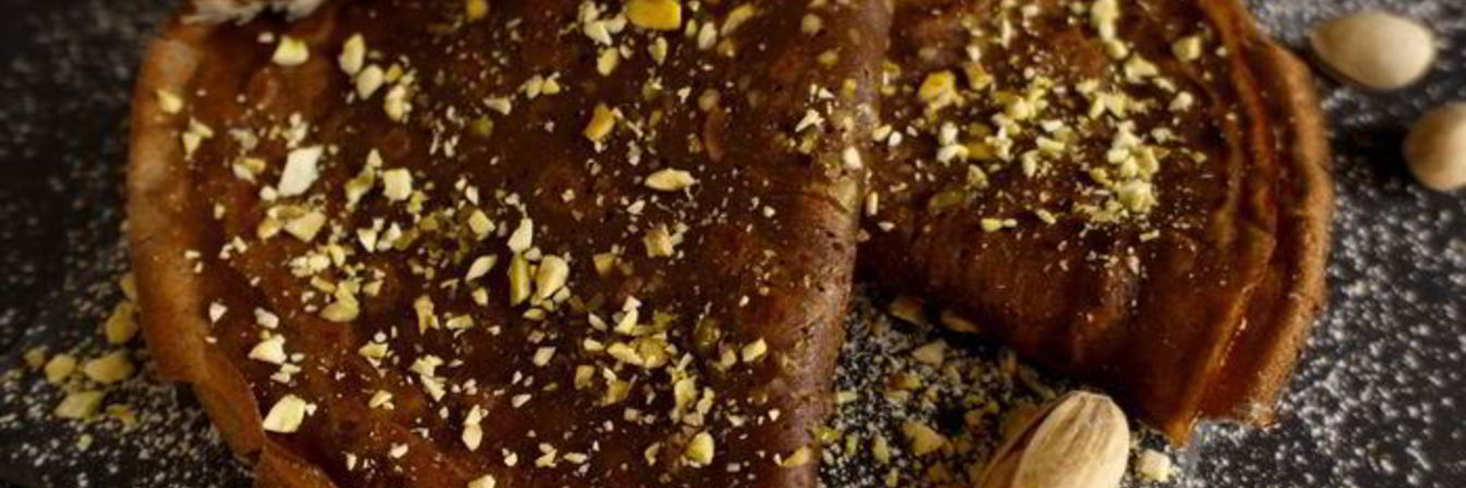 Шоколадно-апельсиновые блины с фисташками