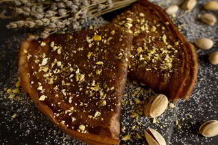 Шоколадно-апельсиновые блины с фисташками