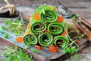 Шпинатные блинчики с красной икрой и кресс-салатом