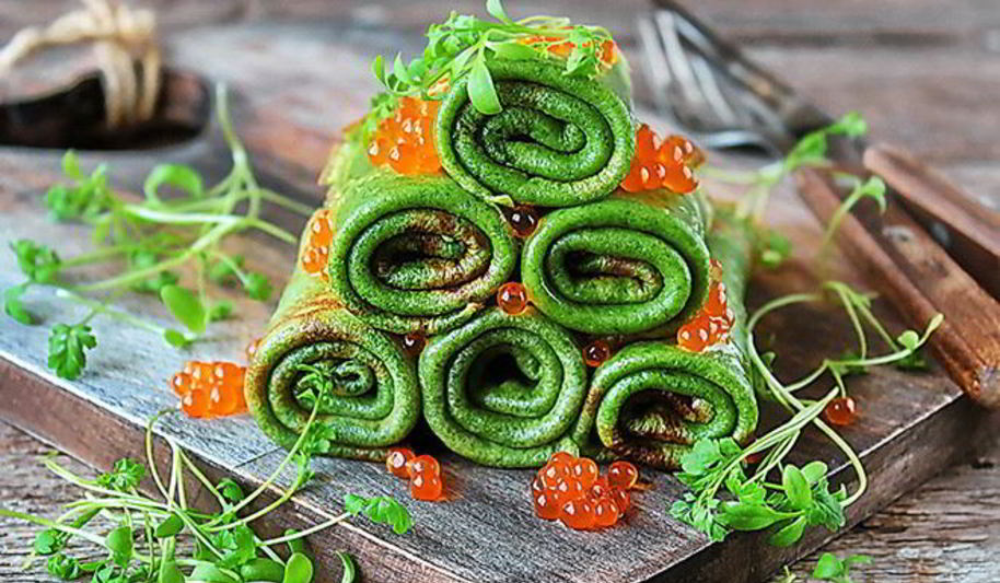 Рецепт шпинатных блинчиков с красной икрой и кресс-салатом