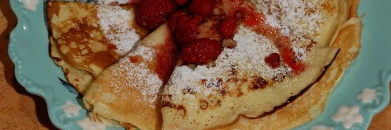 Творожные блинчики с малиновым соусом