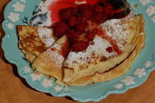 Творожные блинчики с малиновым соусом