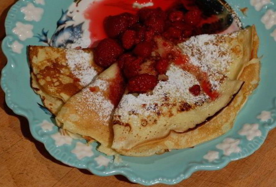 Творожные блинчики с малиновым соусом