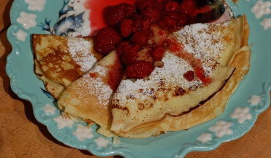 Рецепт творожных блинчиков с малиновым соусом