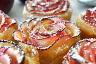 Булочки из слоеного теста и яблок