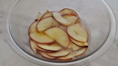 булочки из слоеного теста и яблок