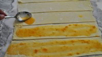 булочки из слоеного теста и яблок