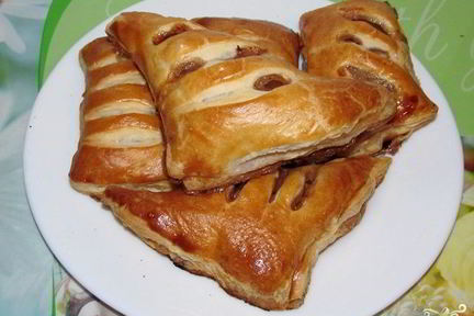 Булочки из слоеного теста с яблоками