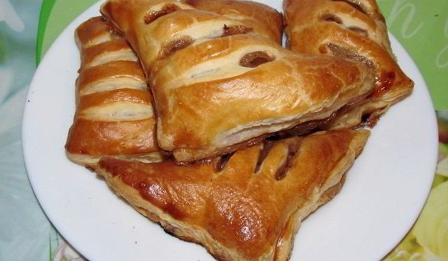 Рецепт булочек из слоеного теста с яблоками