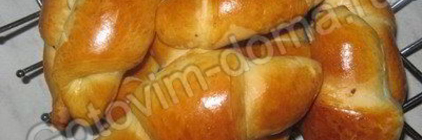 Булочки с изюмом и черносливом