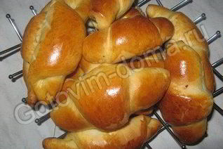 Булочки с изюмом и черносливом