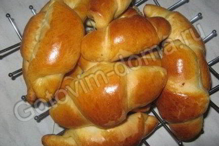 Булочки с изюмом и черносливом