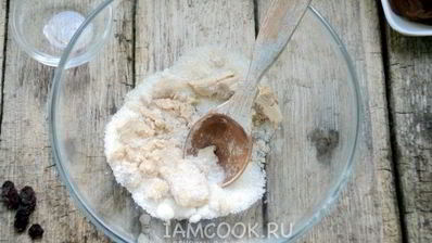 булочки с изюмом и сгущенкой