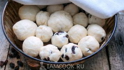 булочки с изюмом и сгущенкой
