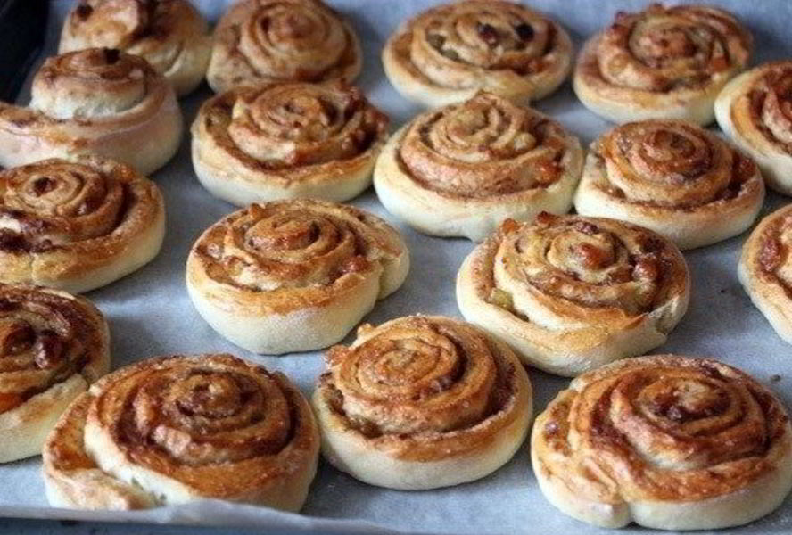 Булочки с корицей и изюмом