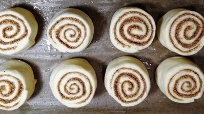 булочки с орехами и корицей по мотивам синнабон