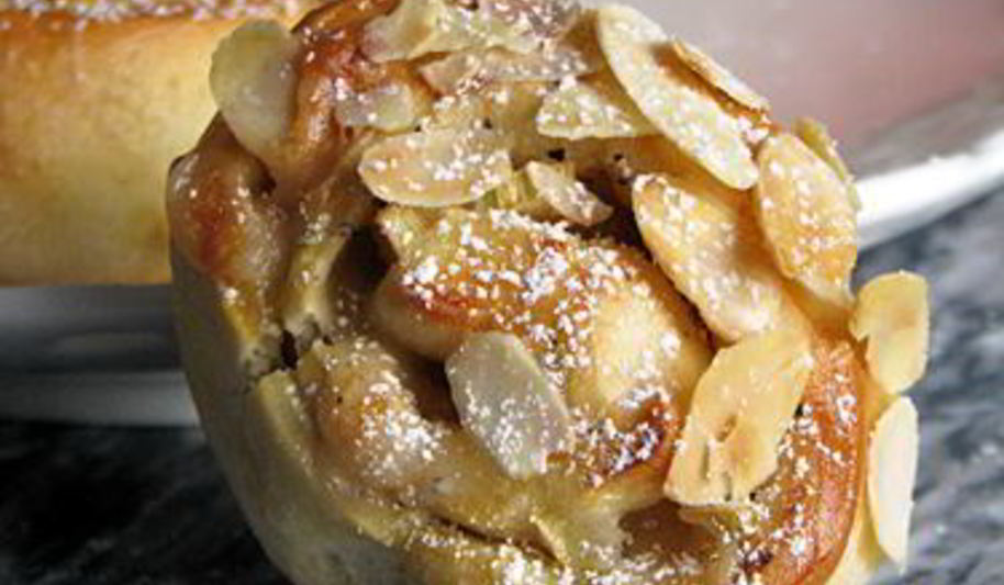 Рецепт булочек с ревенем и марципаном