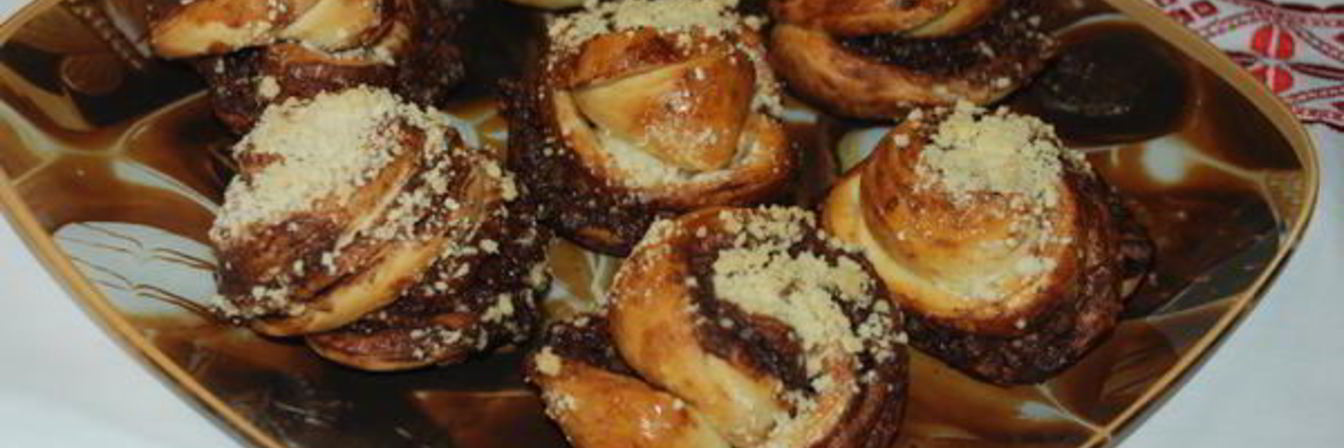 Булочки с шоколадом, орехами и посыпкой