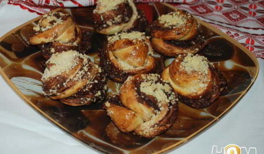 Рецепт булочек с шоколадом, орехами и посыпкой