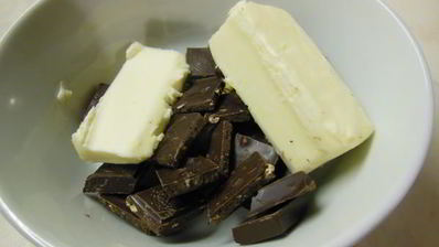 булочки с шоколадом, орехами и посыпкой