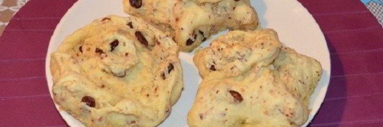 Булочки сдобные с изюмом и орехами из картофельнго дрожжевого теста