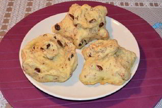 Булочки сдобные с изюмом и орехами из картофельнго дрожжевого теста