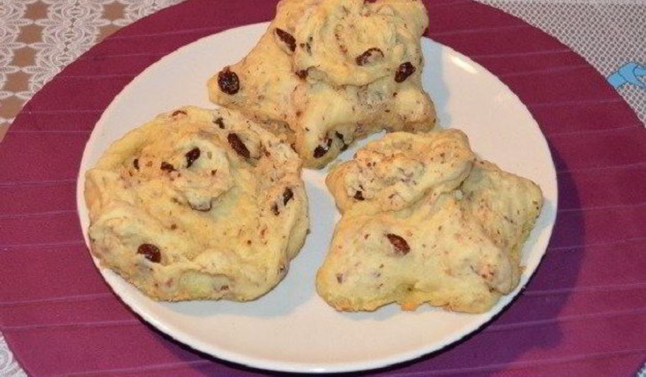 Рецепт булочек сдобных с изюмом и орехами из картофельнго дрожжевого теста