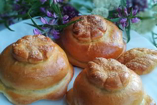 Булочки-цветочки с ягодой