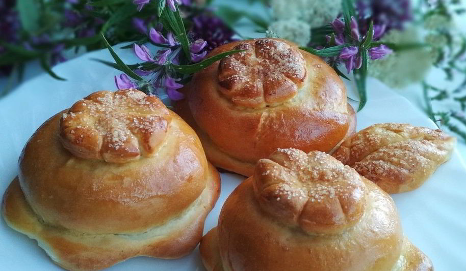 Рецепт булочек-цветочков с ягодой