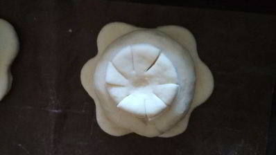 булочки-цветочки с ягодой