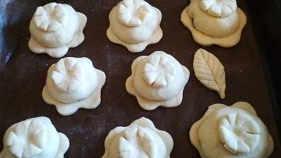 булочки-цветочки с ягодой