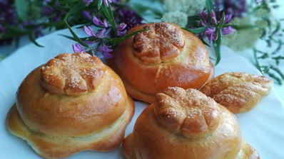 булочки-цветочки с ягодой