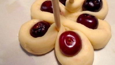 булочки вишневые цветы