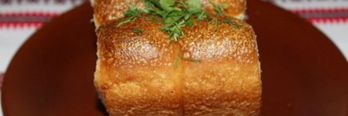 Дрожжевые пампушки с чесночным соусом