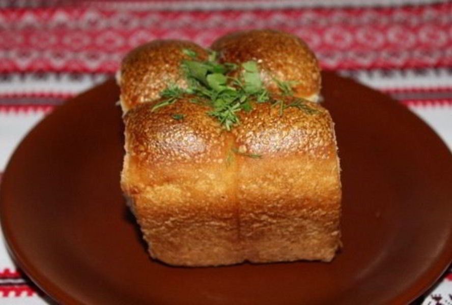 Дрожжевые пампушки с чесночным соусом