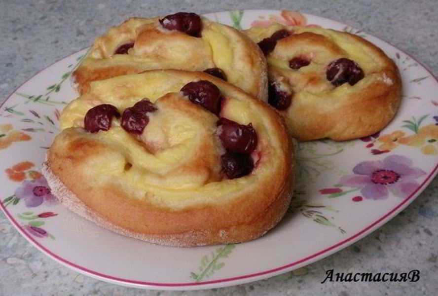 Дрожжевые плюшки с вишней и пудингом