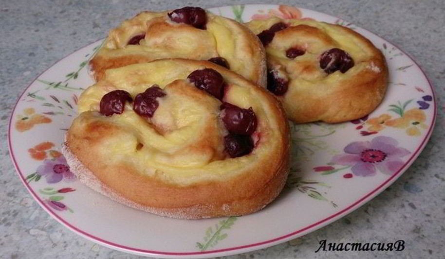 Рецепт дрожжевых плюшек с вишней и пудингом