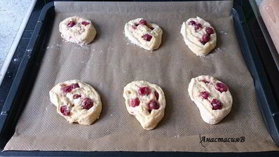 дрожжевые плюшки с вишней и пудингом