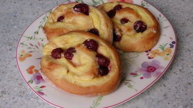 дрожжевые плюшки с вишней и пудингом