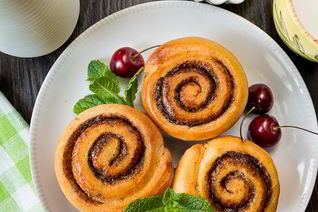 Коричные булочки в форме для кексов