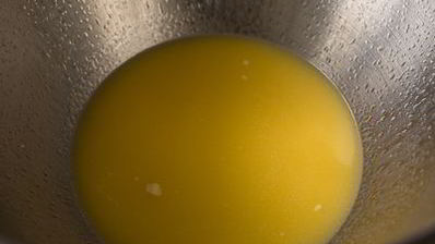 коричные булочки в форме для кексов