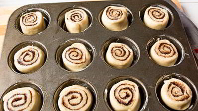 коричные булочки в форме для кексов