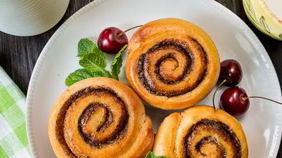 коричные булочки в форме для кексов