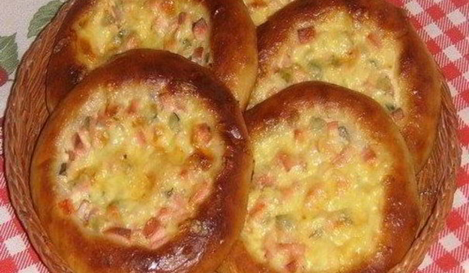 Рецепт остреньких ватрушек с колбасой